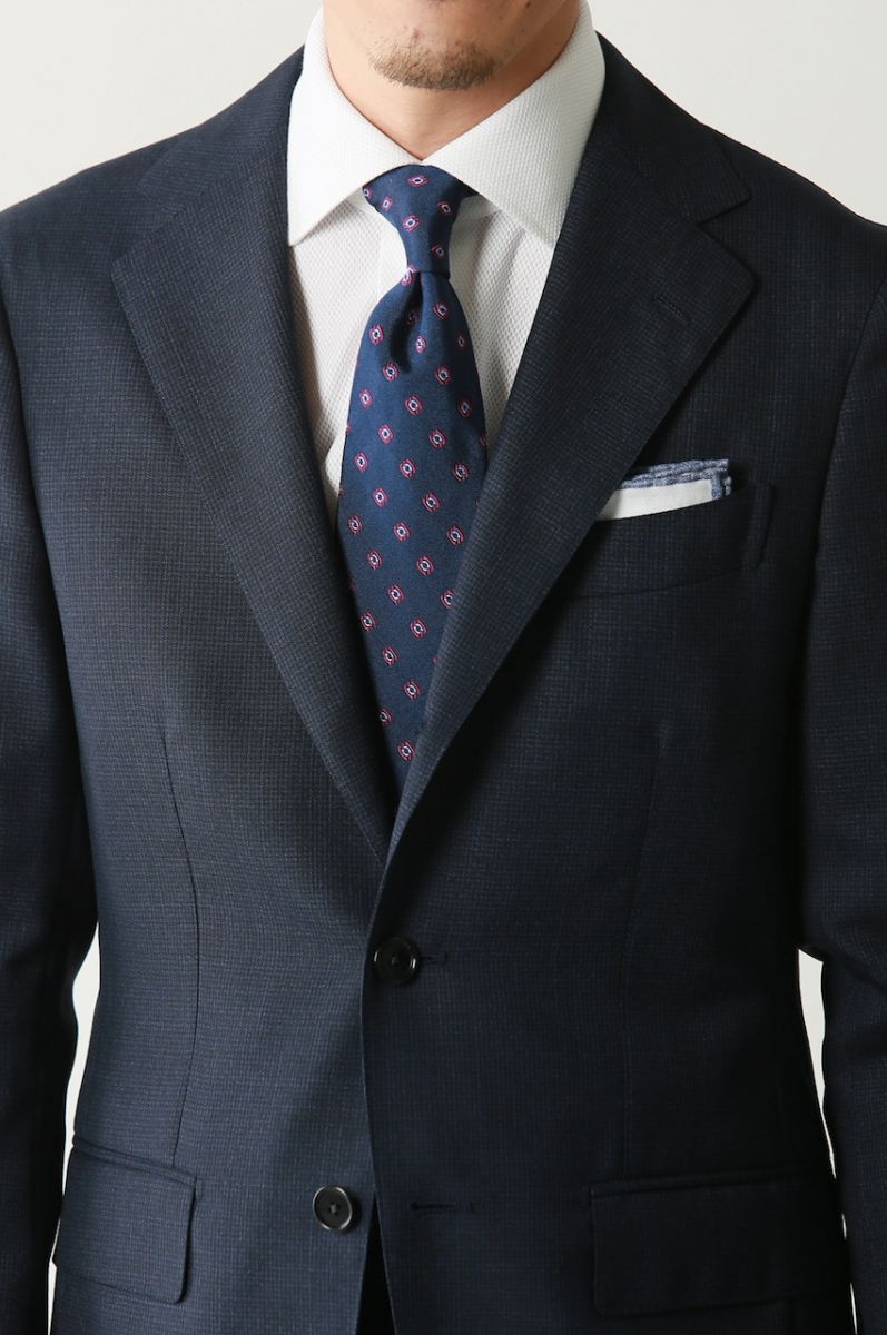 小紋柄のネクタイをメインに添えたスーツスタイル – メンズ 
